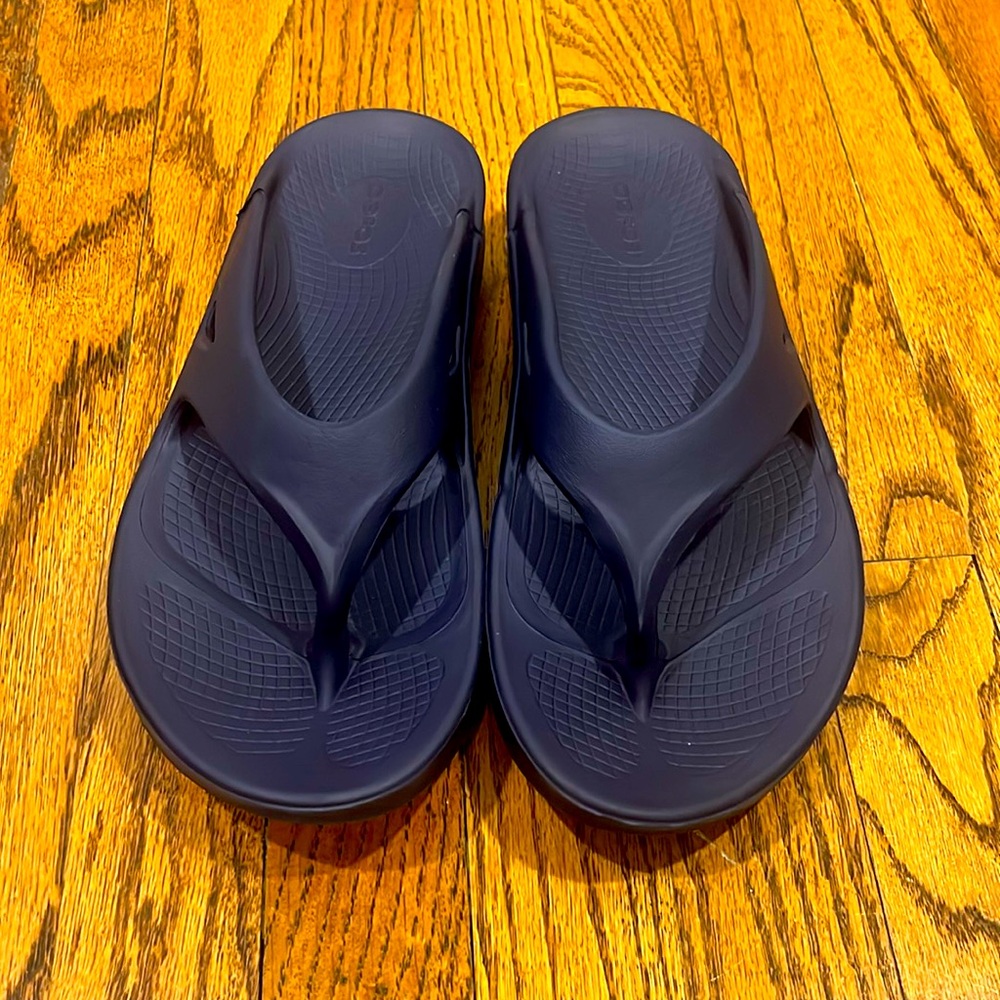 OOFOS Ooriginal Recovery Flip Flop Sandal Navy Women's 9/Men’s 7